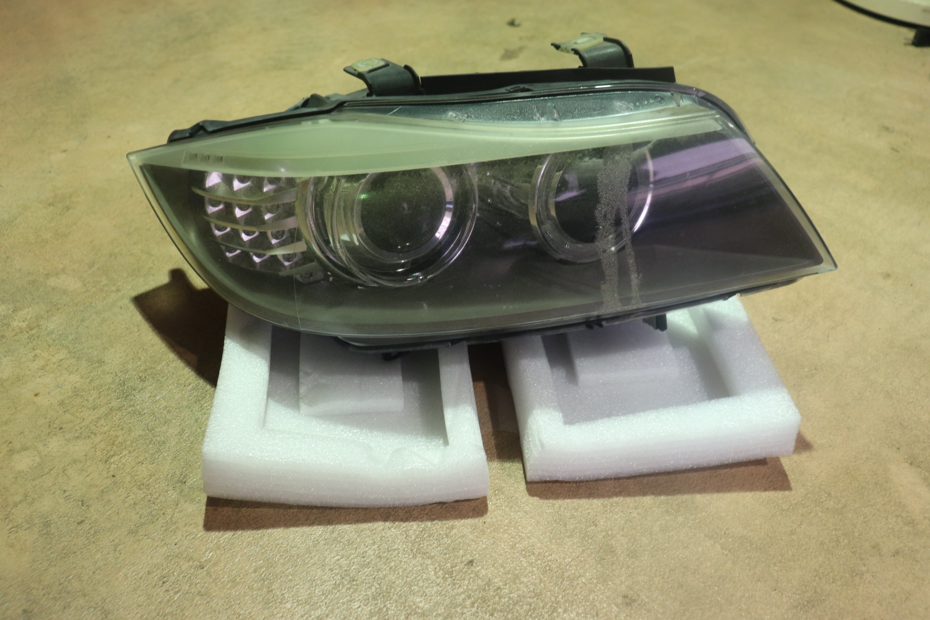 BMW車のヘッドライトの黄ばみ、くすみ、汚れ、傷の除去